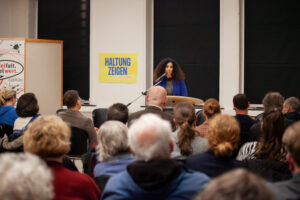 Souad Lamroubal liest aus ihrem Buch vor dem Publikum, was man von hinten sieht